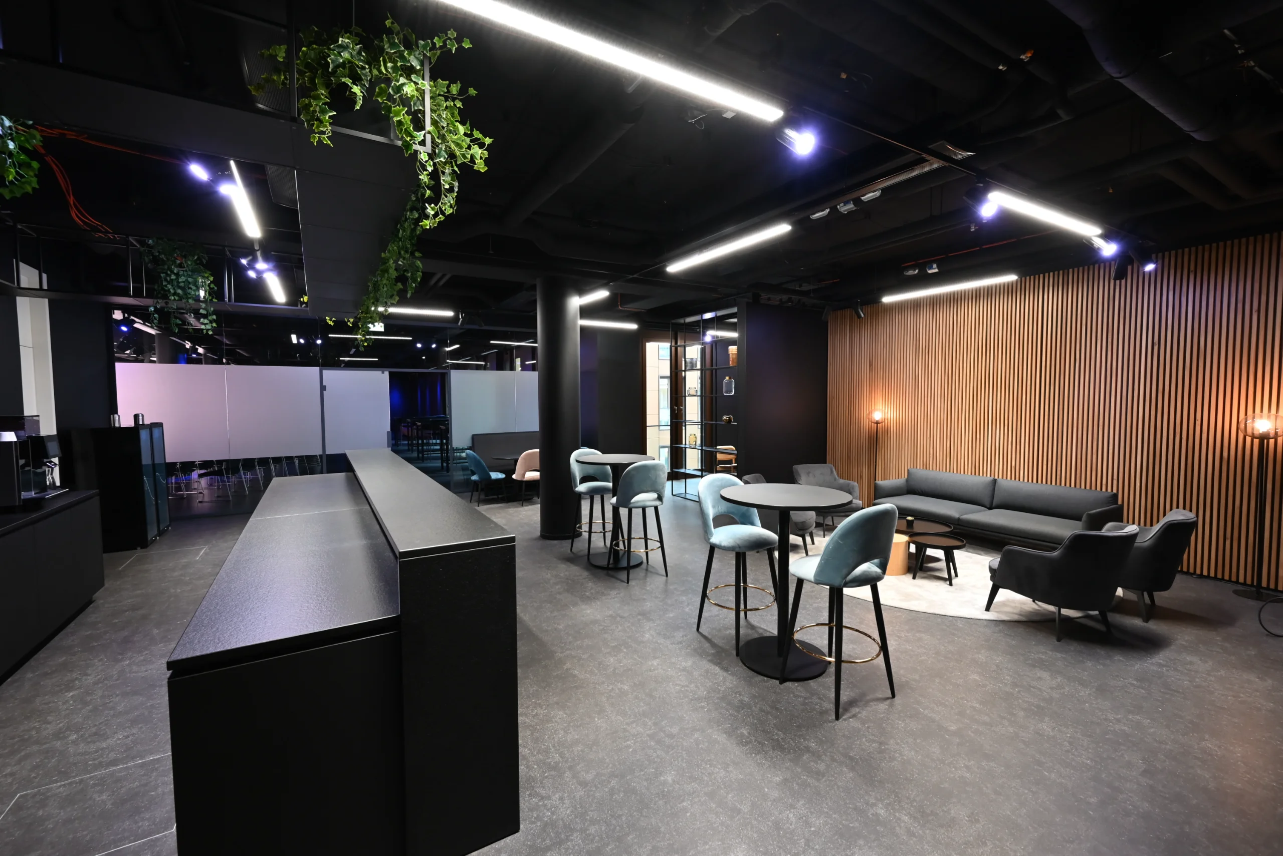 Horizon Hub — arrival and networking area